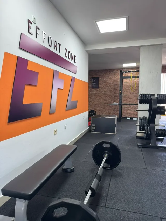 Effort Zone sala sa logom na zidu